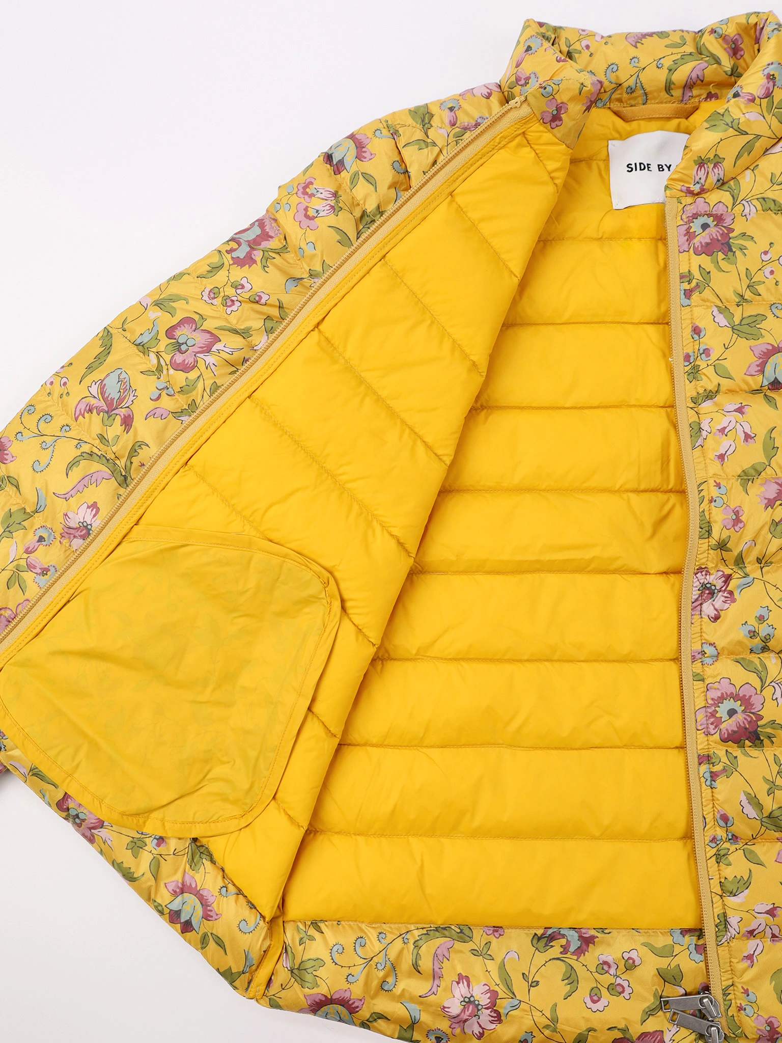 Куртка желтого цвета с цветочным принтом с горизонтальной стежкой